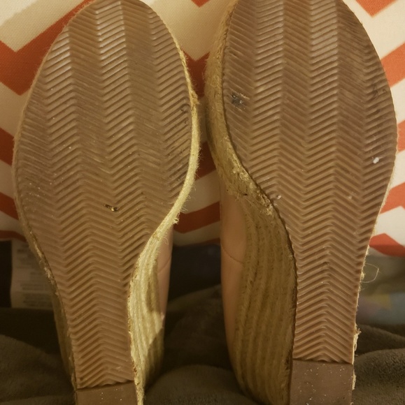 Blush colored women's Coach and Four wedge heels - Picture 4 of 4